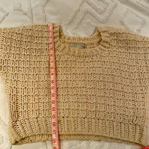 Cute, cropped cable-knit sweater size medium - Picture 3 of 6